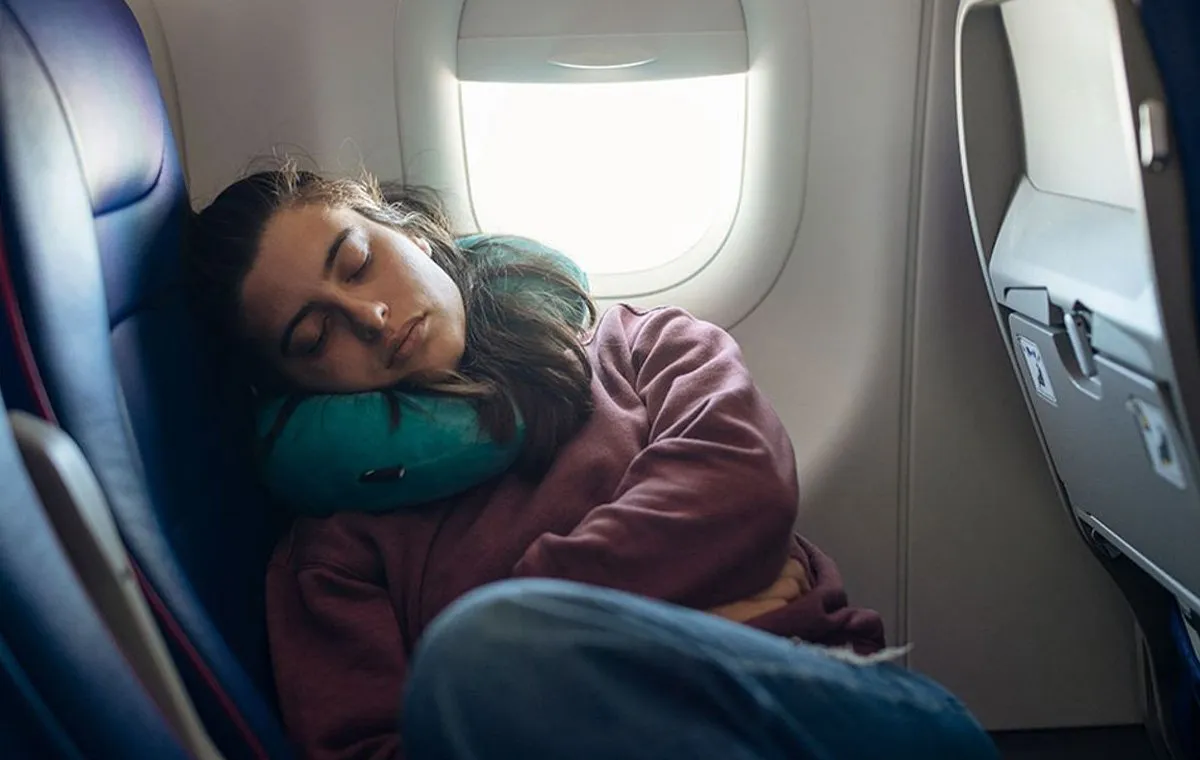 خرید یک بالش دور گردنی مخصوص سفر میتواند بهطور چشمگیری راحتی شما را در سفر افزایش دهد.