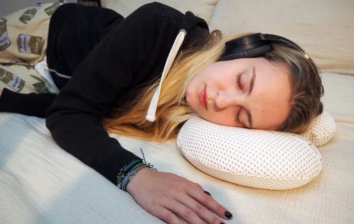 استفاده از بالش دور گردنی مخصوص سفر در حالت خوابیده