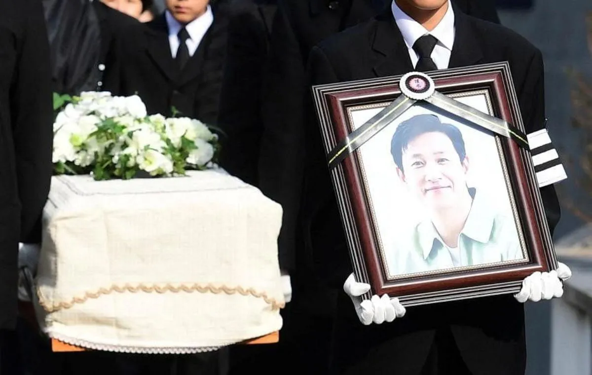 مراسم تشییع جنازهی لی سون کیون در سالن تشییع بیمارستان دانشگاه ملی سئول