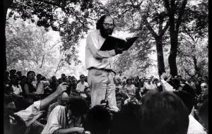 معرفی کتاب «زوزه» آلن گینزبرگ؛ مهمترین اثر شاعر نابغه‌ی نسل بیت