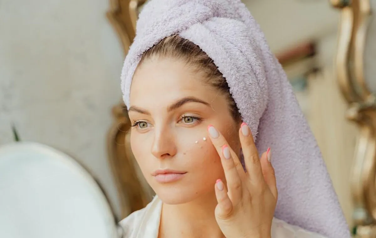 کاهش خطوط و چین و چروکهای پوست یکی از خواص کرم شیر گاو است.