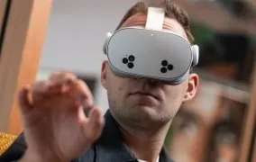 هدست واقعیت ترکیبی متا کوعست 3S روی سر یک مرد