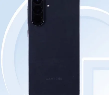 تصویر رسمی گلکسی A56 در TENNA از پشت