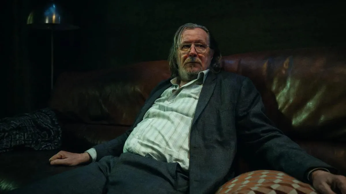 گری اولدمن در نقش جکسون لمب