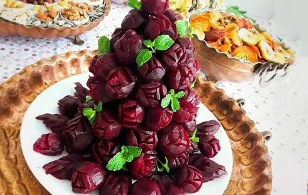 ۷. تزیین لبو شب یلدا به شکل درخت کریسمس