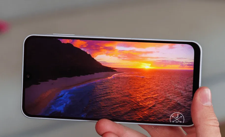 مقایسه A15 و A16 سامسونگ؛ نمایشگر، باتری، شارژر و اسپیکر - 1