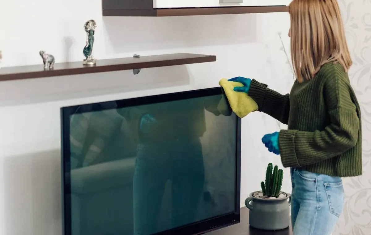 فوت و فن تمیز کردن شیشه تلویزیون