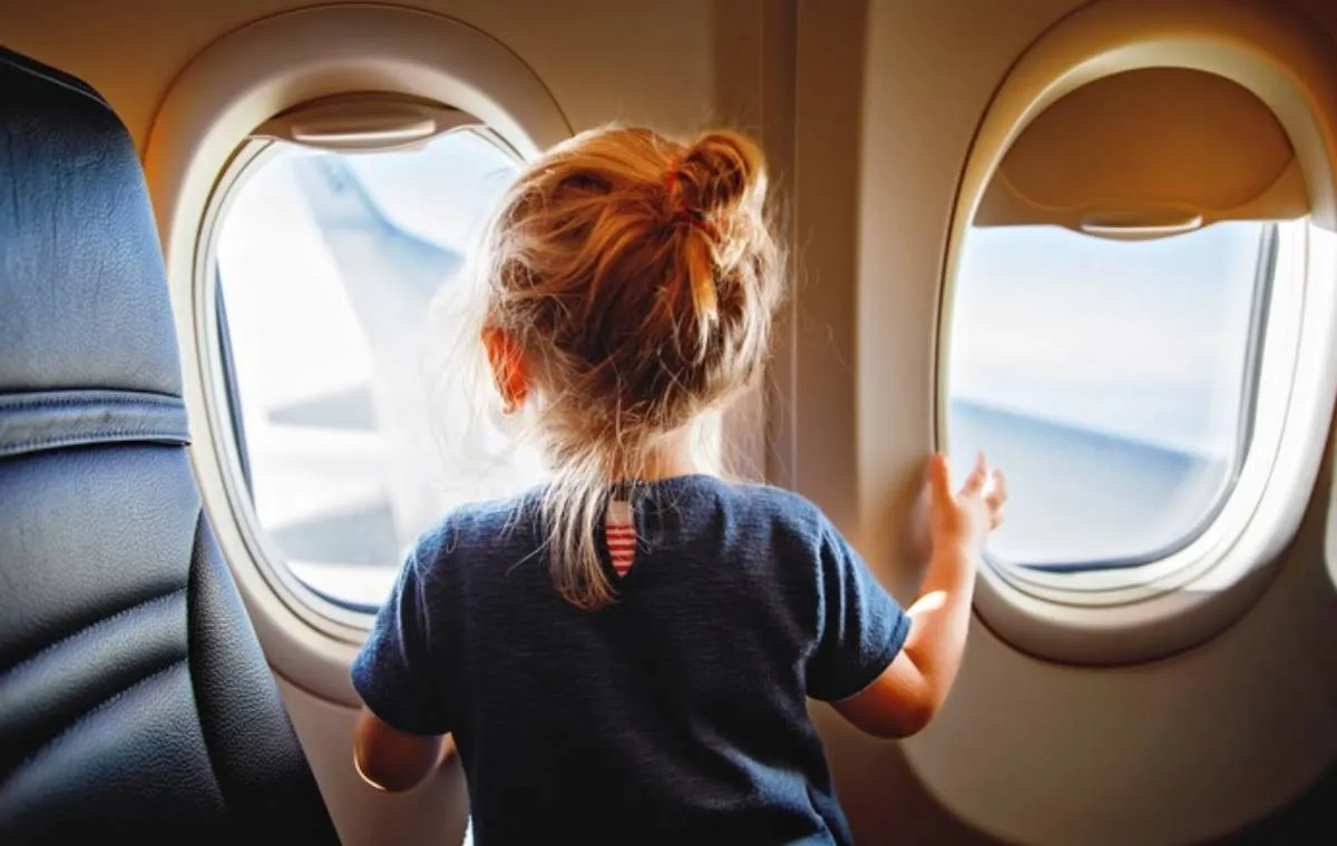 راه‌هایی برای سرگرم کردن کودک در سفرهای هوایی