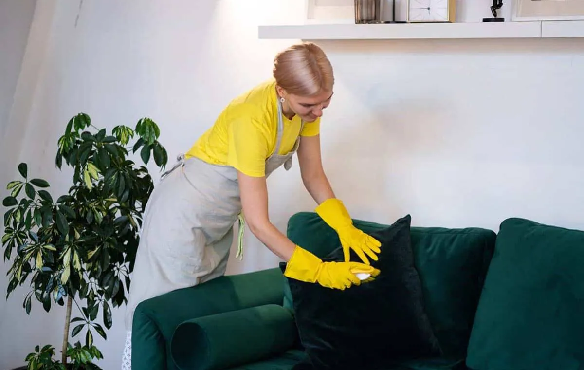 راه‌های تمیز کردن مبل با شامپو فرش 