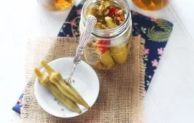 ترشی بامیه در شیشه