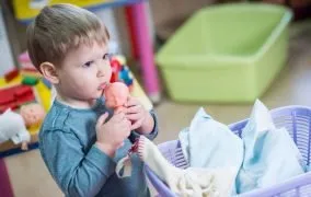 بازی با عروسک برای کودکان