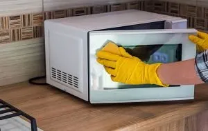 چرا لوازم برقی سفید زرد می‌شوند؟ راهکار های جلوگیری از آن را بدانید!