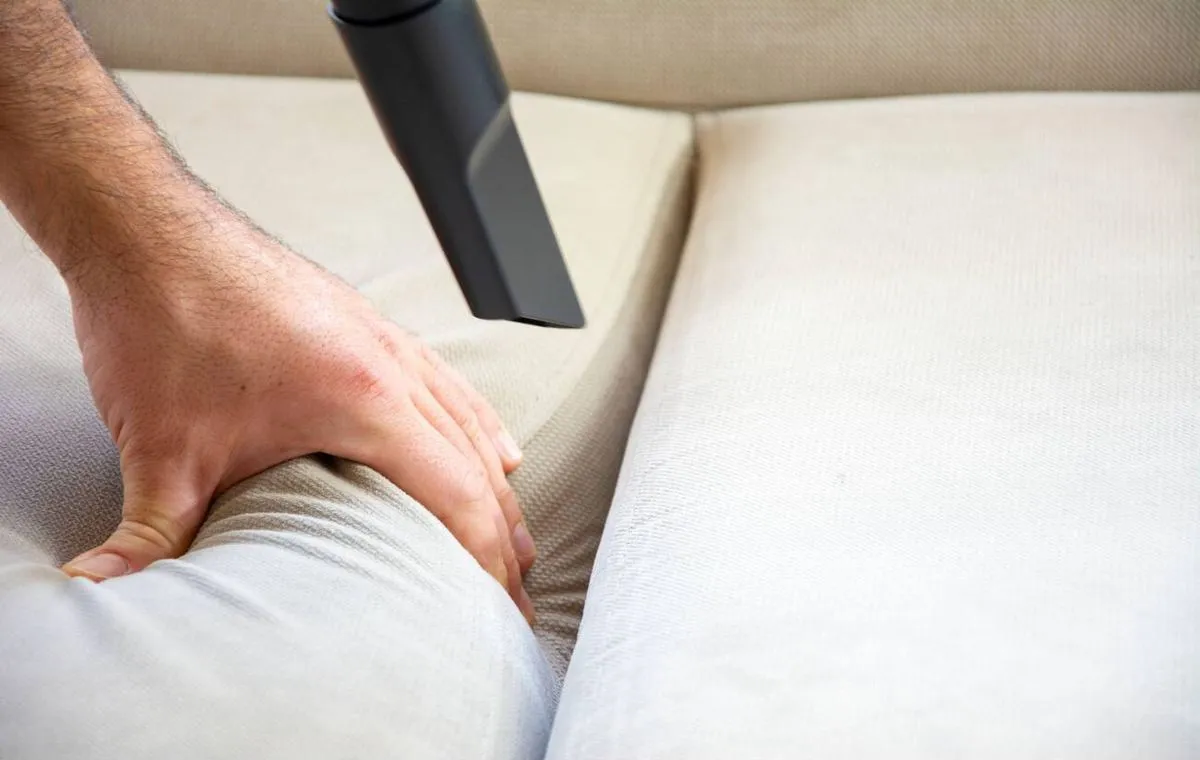 تمیز کردن مبل مخمل با جاروبرقی