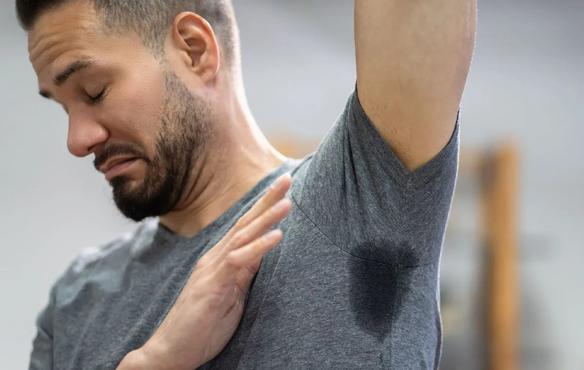 کمبود کدام ویتامین باعث بوی بد عرق می‌شود و نقش ویتامین B12 در بوی بدن چیست؟