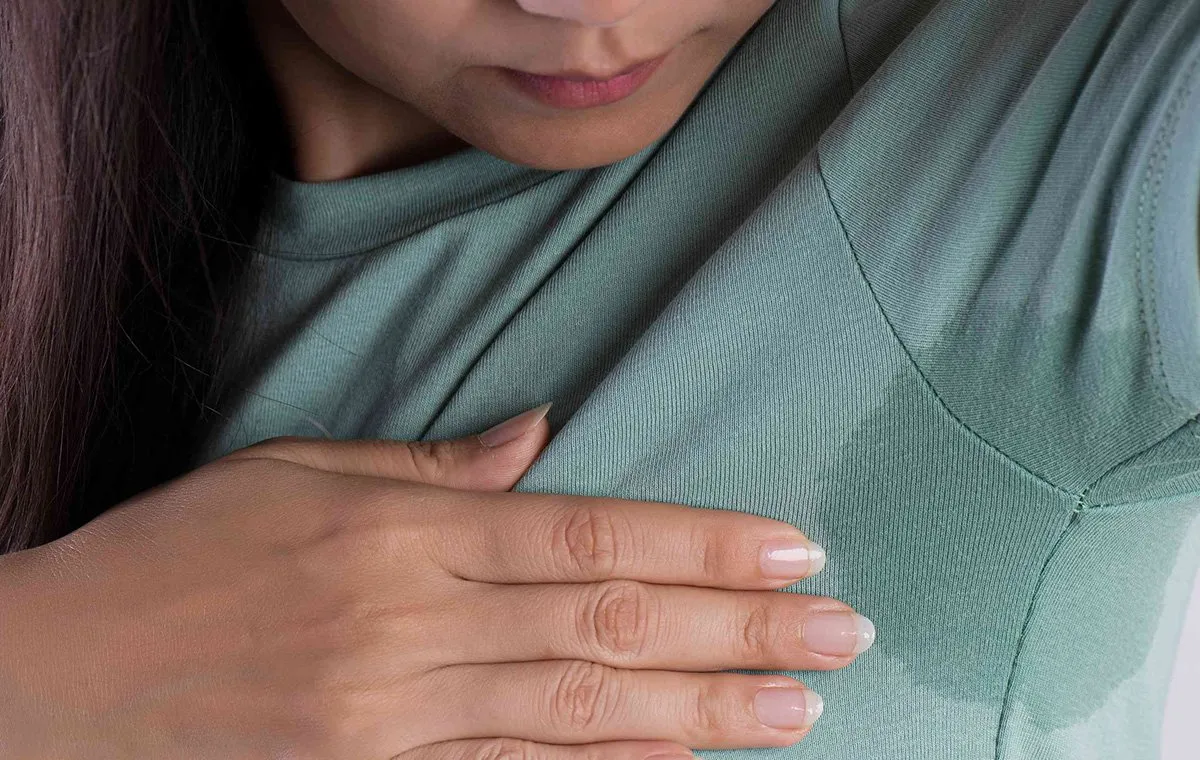 عرقی که بوی میوه‌ای یا شیرین دارد، می‌تواند نشانه‌ای از دیابت یا کتواسیدوز دیابتی (DKA) باشد.