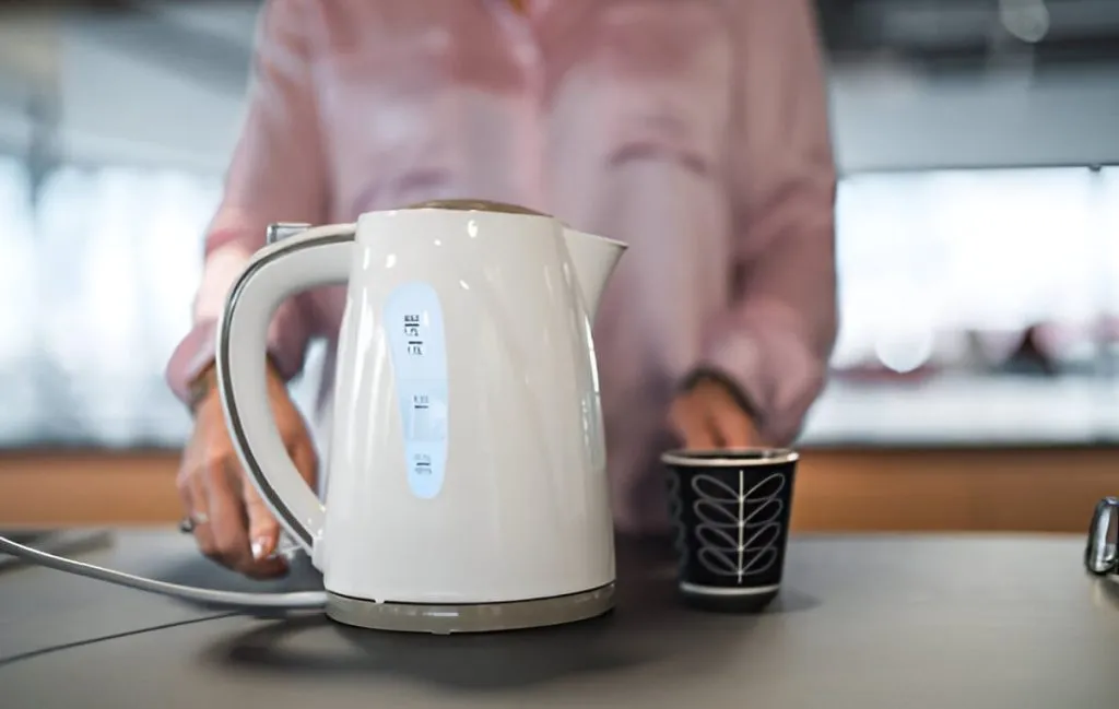 کتری برقی چیست و چگونه کار می‌کند؟