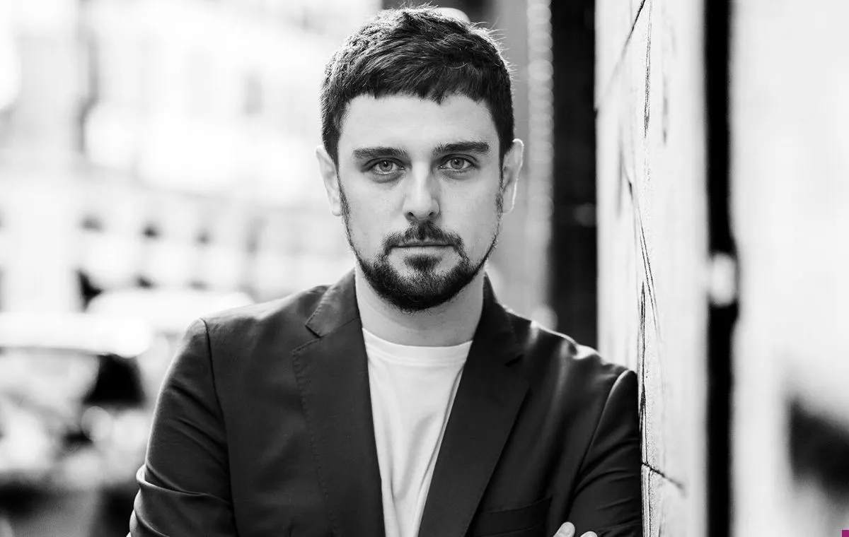 کتاب «خلاف زمان» اثر دیه‌گو گاروچو است.