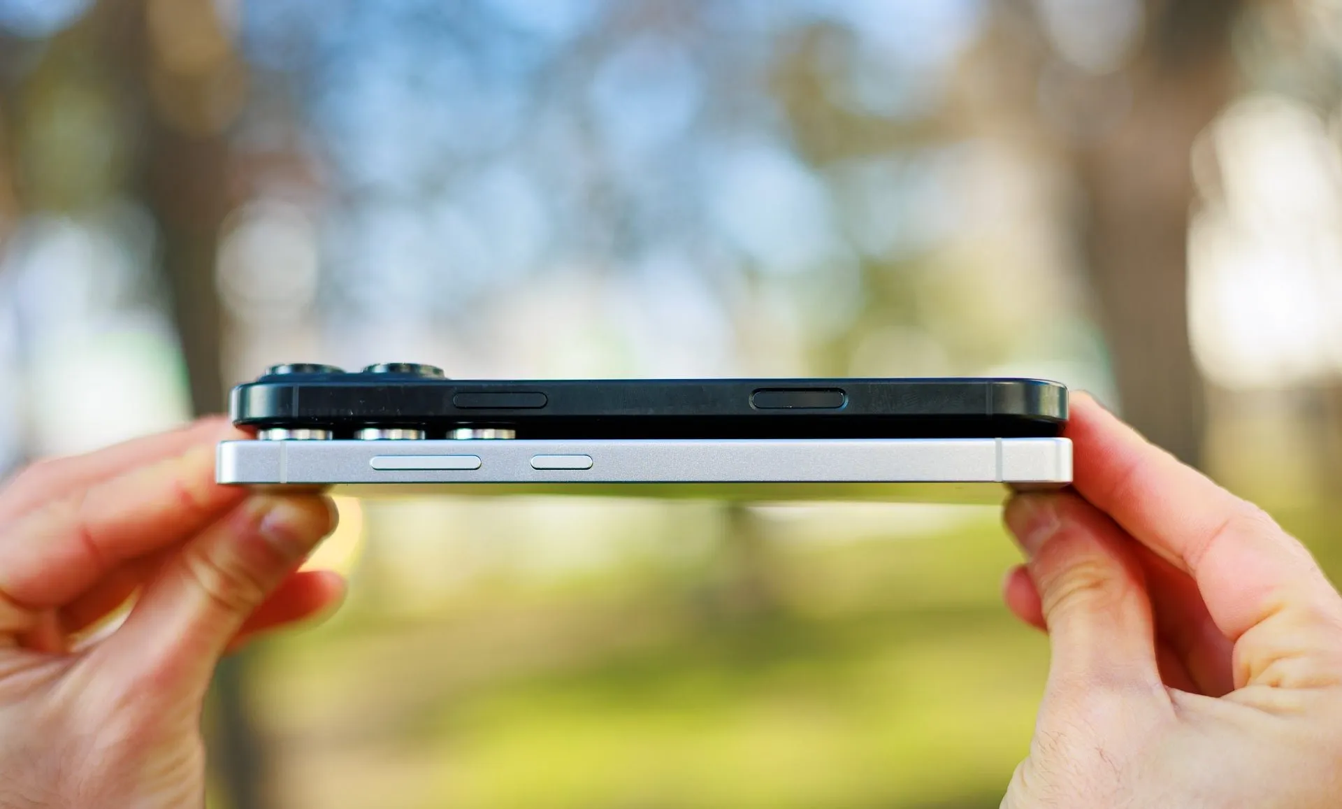 مقایسه ضخامت گلکسی S25 اولترا با آیفون 16 پرو مکس