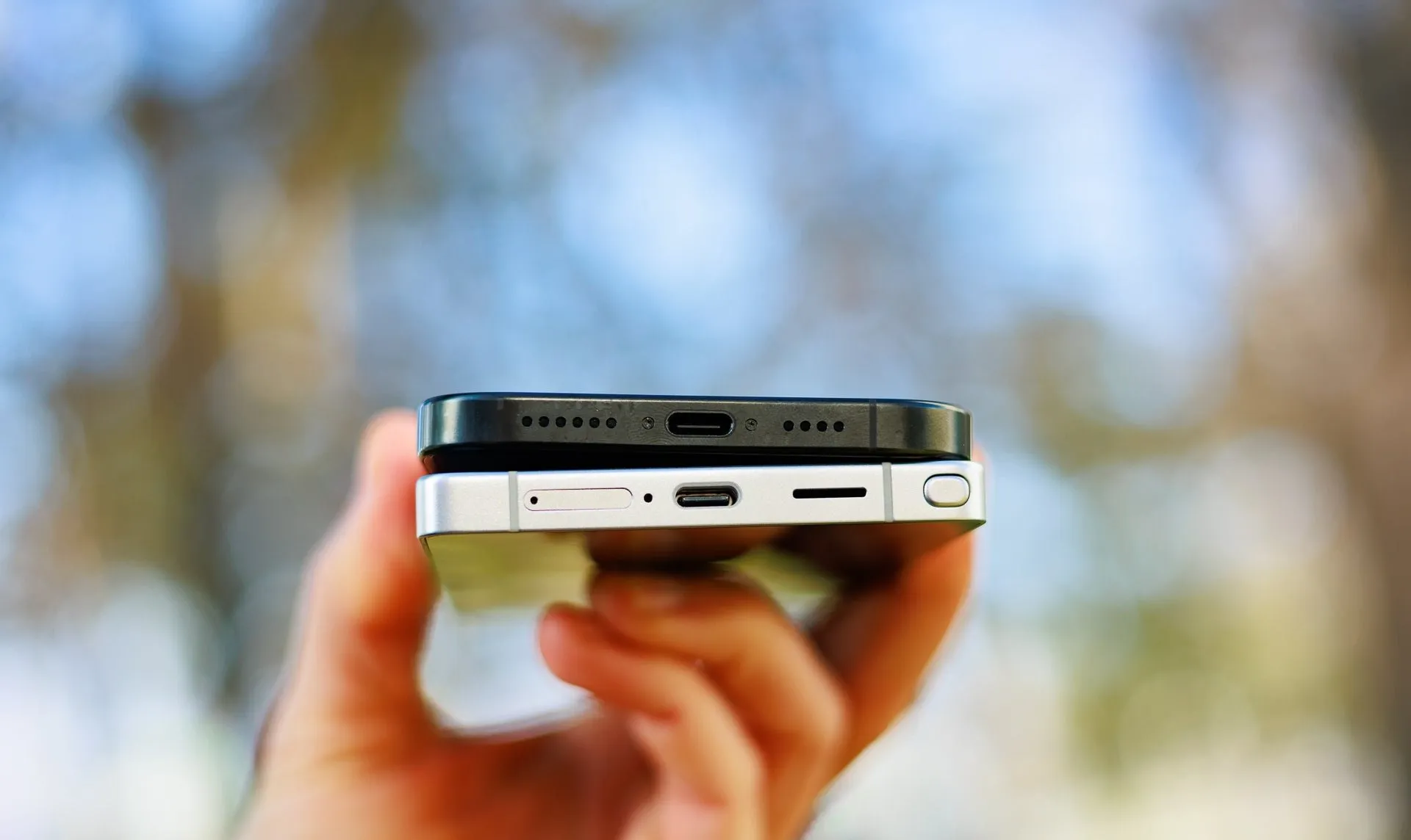 مقایسه ضخامت گلکسی S25 اولترا با آیفون 16 پرو مکس