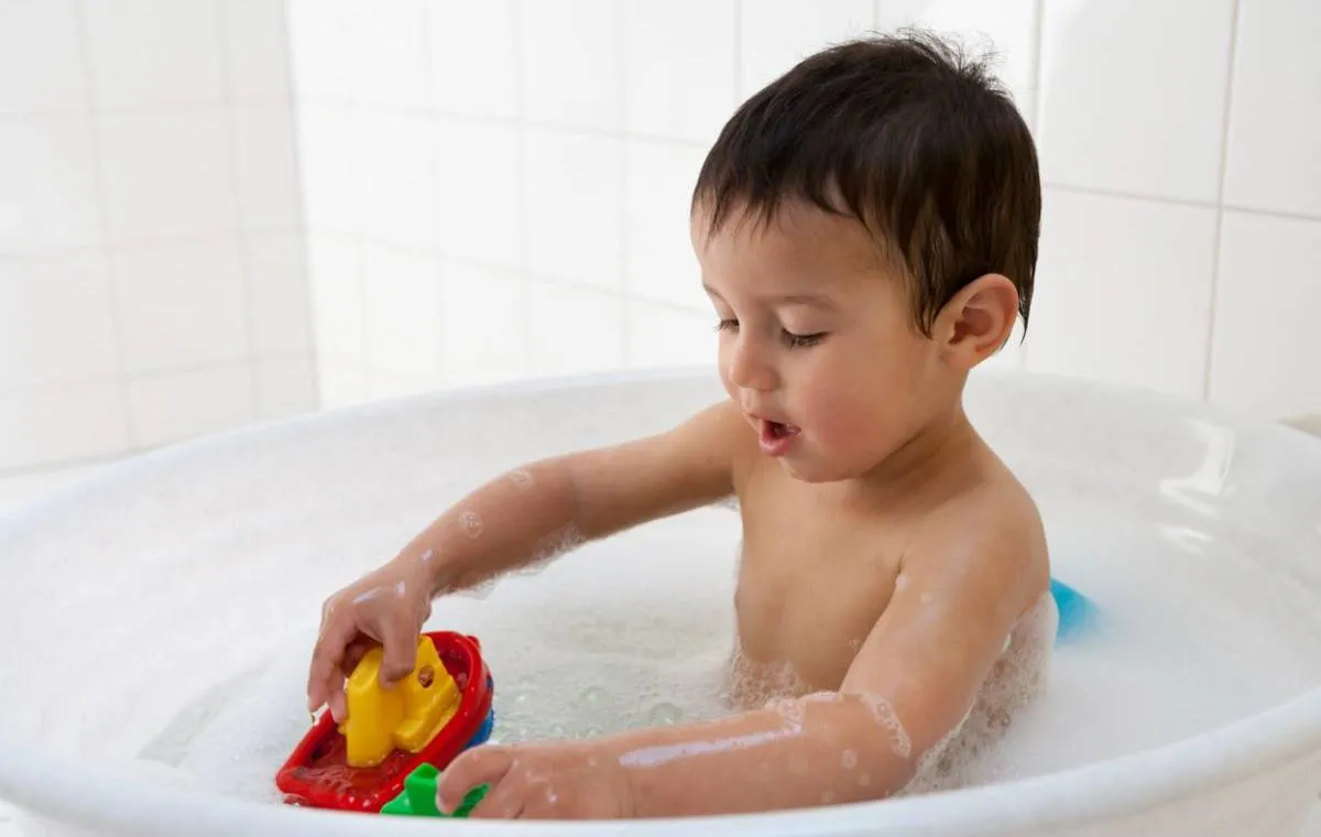 تمیز کردن اسباببازیهای حمام کودک