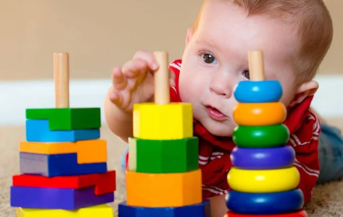 چطور بهترین اسباب‌بازی‌ها برای نوزادان 8 ماهه را انتخاب کنیم