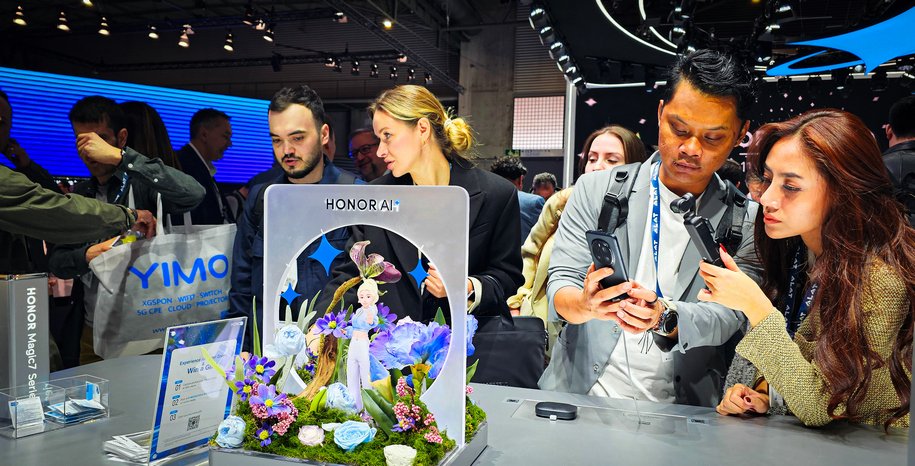 آنر در نمایشگاه MWC 2025