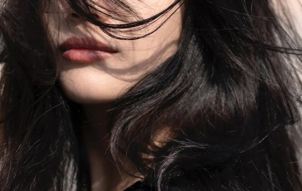 8 روش از بین بردن رنگ موی مشکی پرکلاغی بدون آسیب رساندن به آن