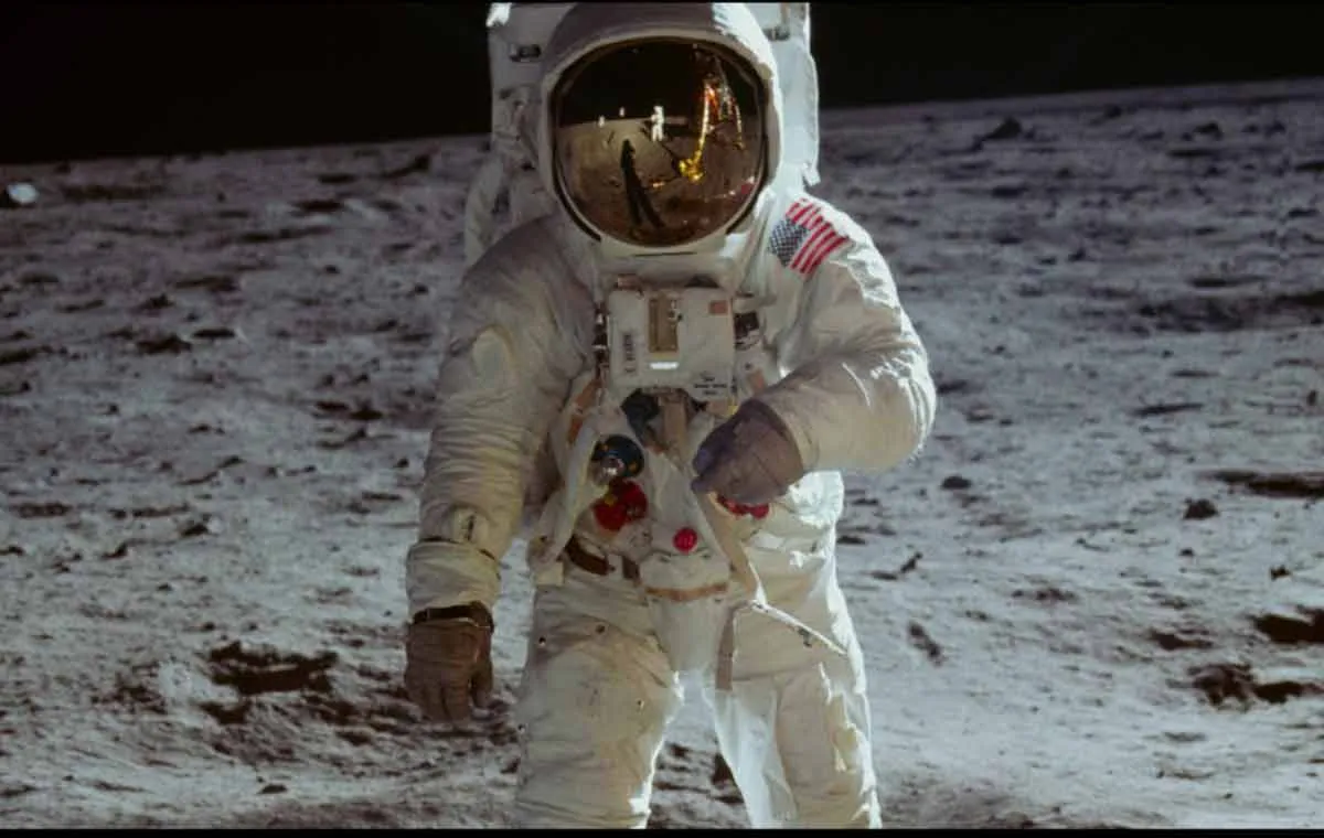 کمپانی فیلم نئون آپولو 11