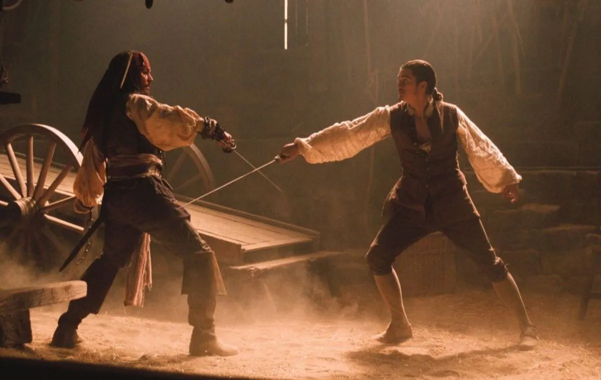 بهترین فیلمهای اکشن فانتزی؛ دزدان دریایی کارائیب: نفرین مروارید سیاه (The Curse of the Black Pearl)