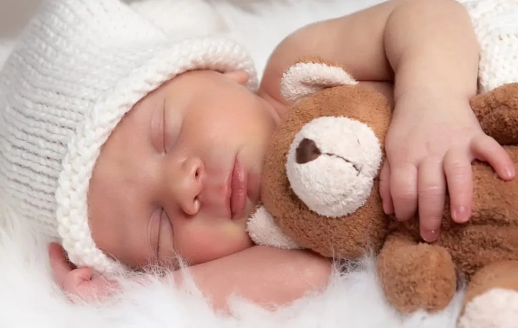 نوزادان دوست دارند به سمت راست دراز بکشند