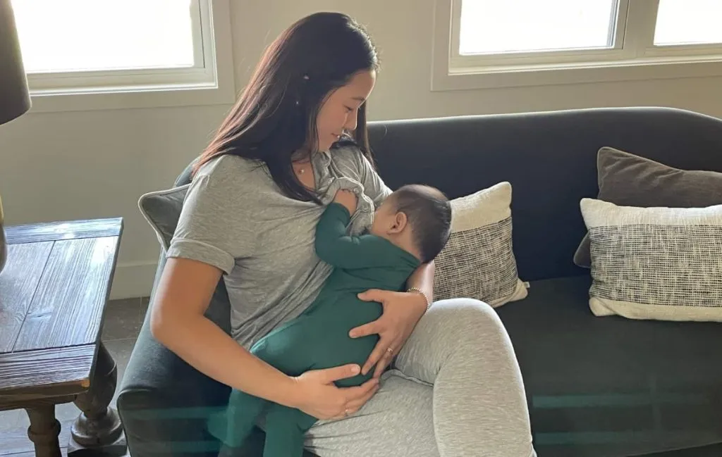 مصرف شیر مادر در کنار شیر خشک