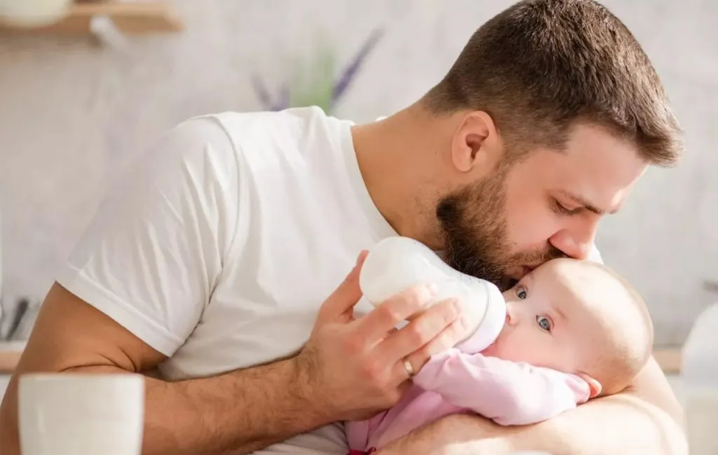 چرا تغذیه با سینه و شیشه شیر را با هم ترکیب کنیم؟