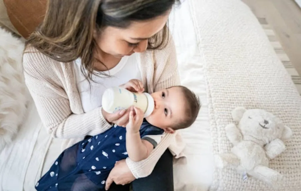 دادن اولین شیشه شیر خشک به نوزاد