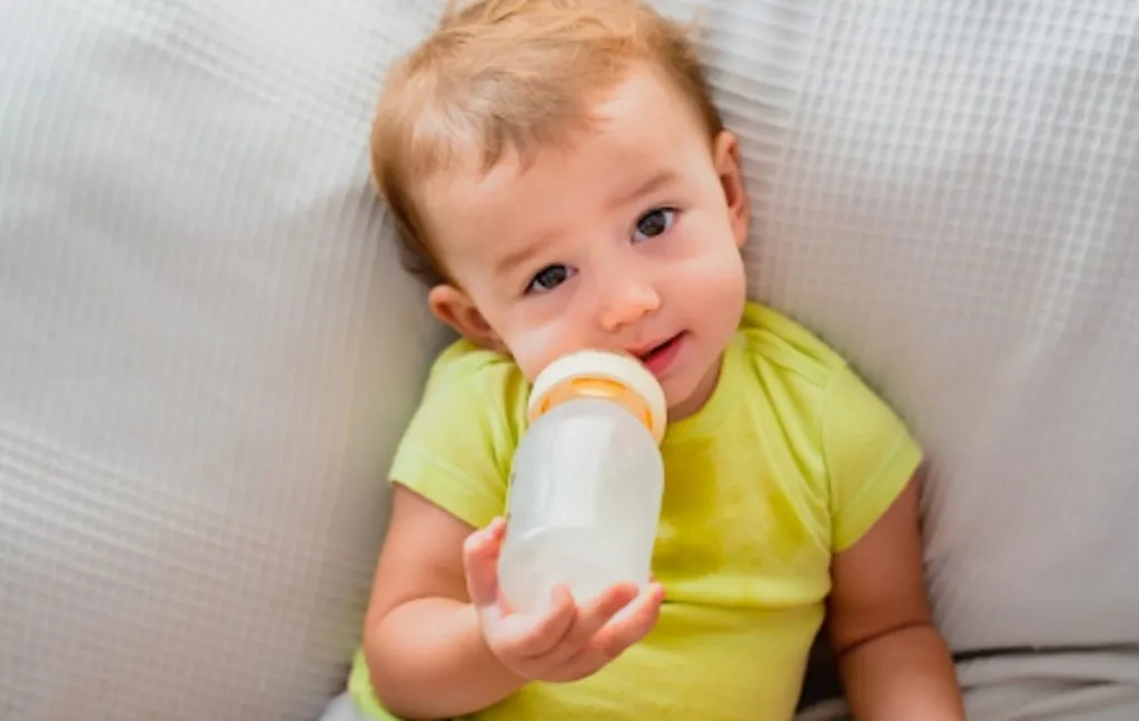 شیردهی بیشتر با سینه و دادن شیشه شیر خشک کمتر