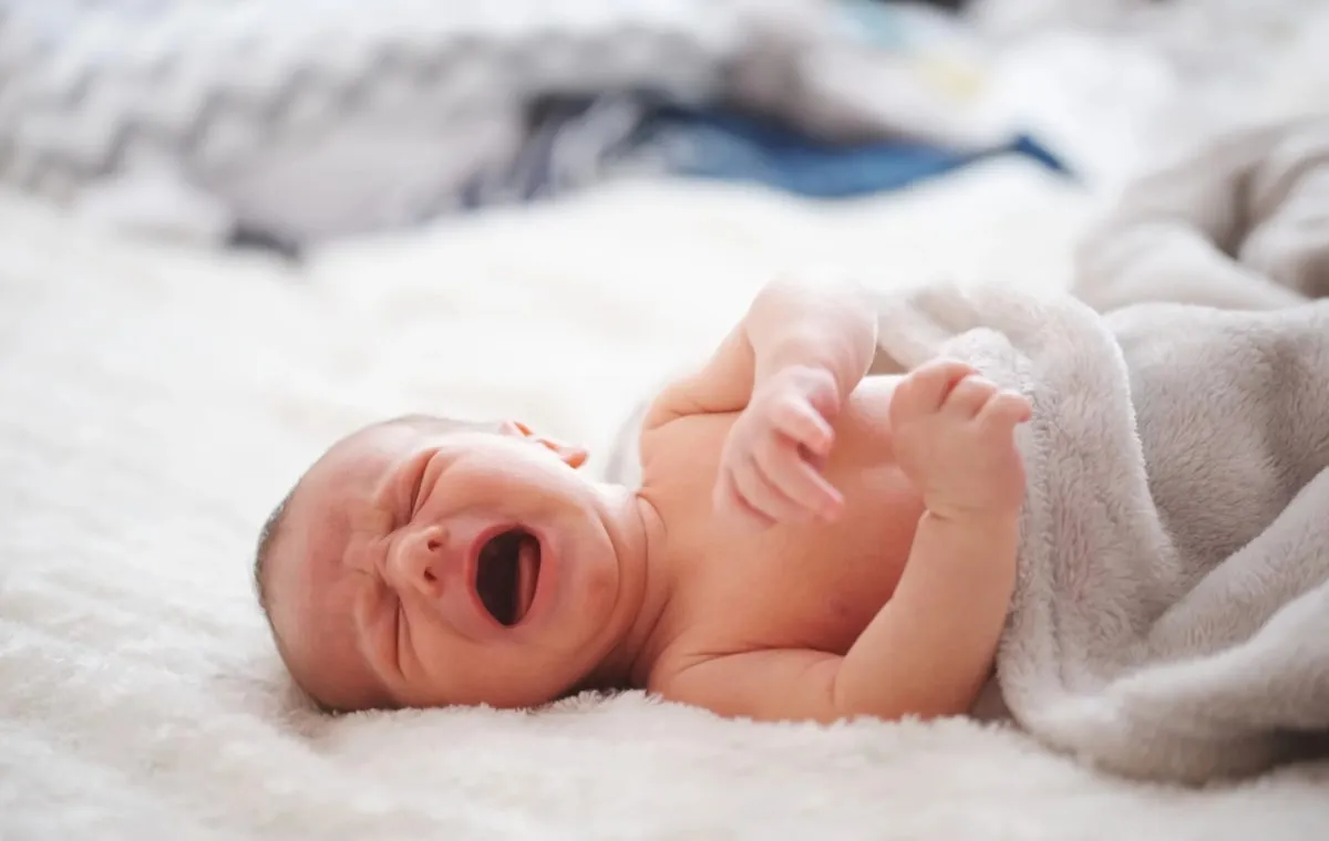 5 دلیل اصلی و مهم برای گریه نوزاد