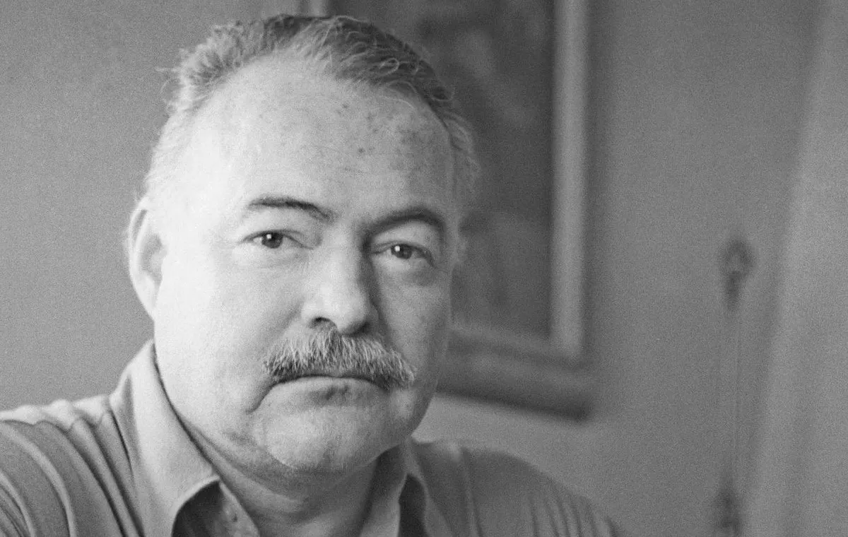 نقد کتاب «خورشید همچنان می‌دمد»