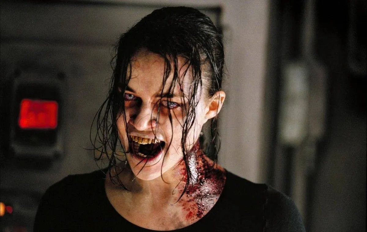 بهترین فیلمهای اکشن ترسناک؛ رزیدنت ایول (Resident Evil)