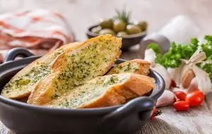 طرز تهیه نان سیر رستورانی به چند روش مختلف