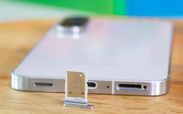 فریم پایینی و خشاب سیم‌کارت گلکسی A56