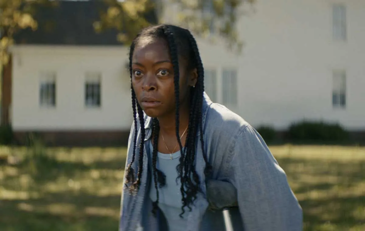 نقد فیلم زنی در محوطه