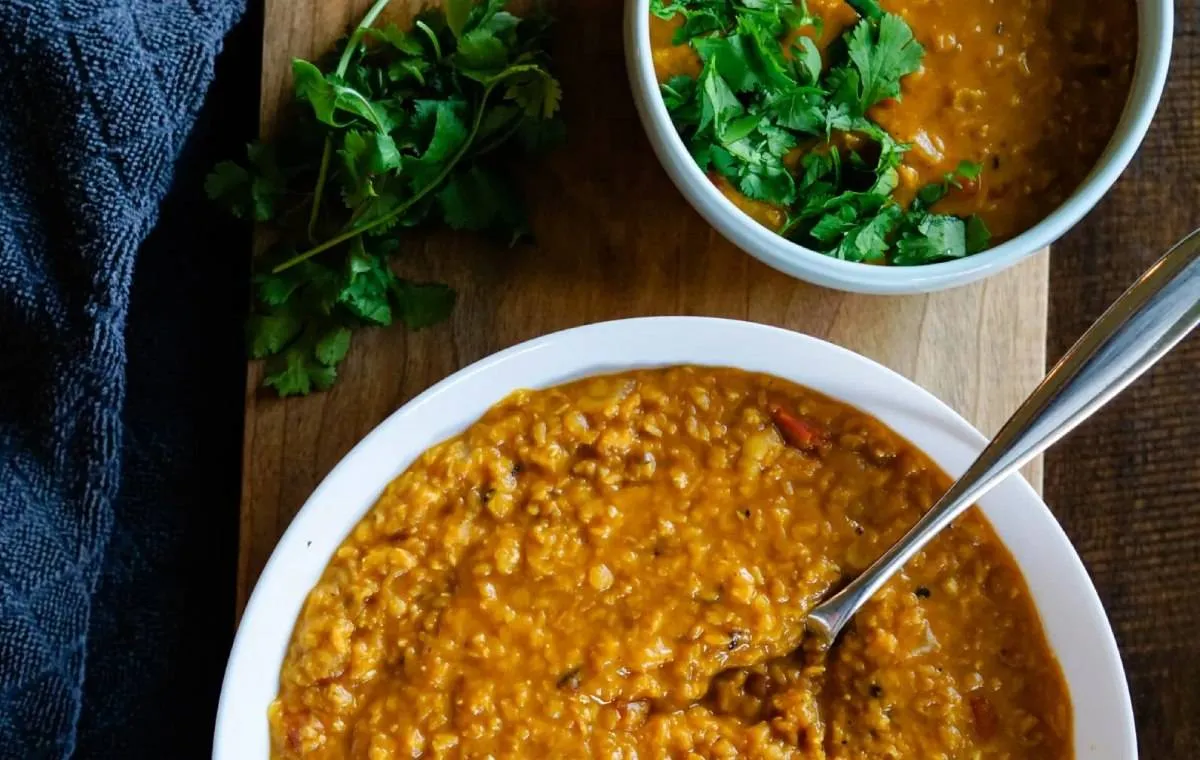 خوراک دال عدس غذا برای شام با نان