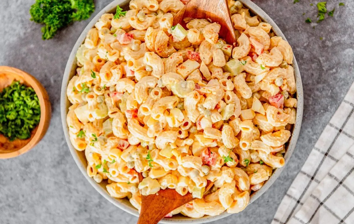 سالاد نخود فرنگی و ماکارونی