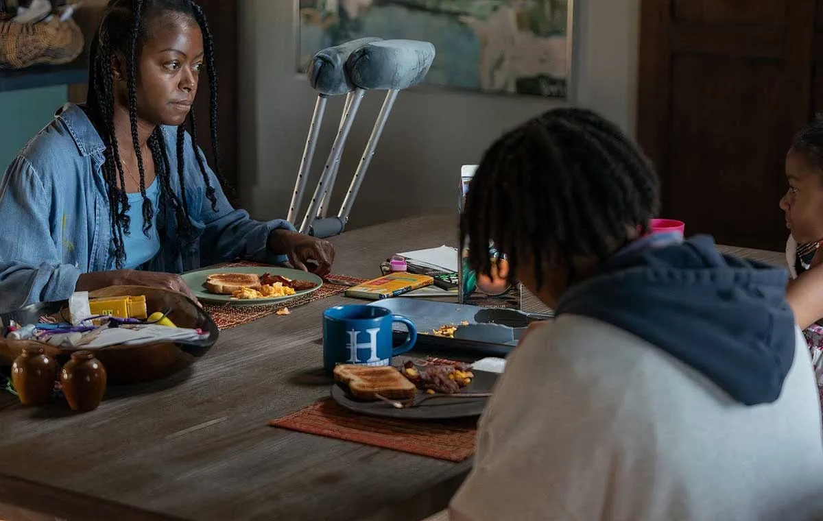 نقد فیلم زنی در محوطه