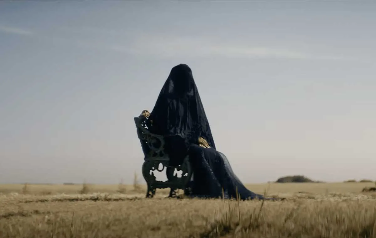 نقد فیلم زنی در محوطه