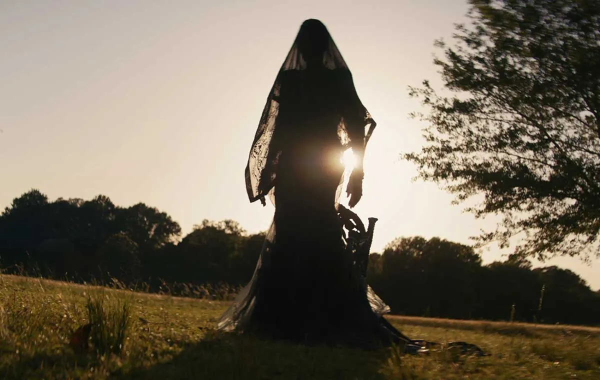 نقد فیلم زنی در محوطه