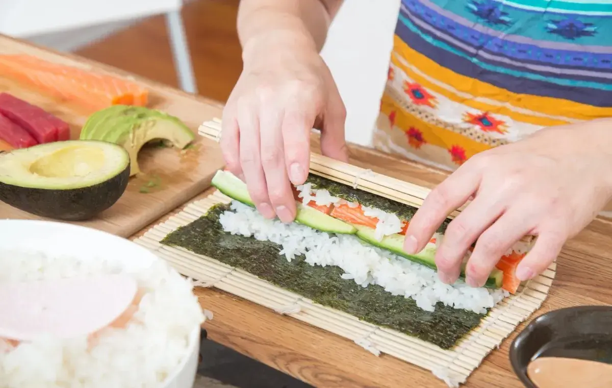 درست گردن سوشی در خانه در روز جهانی سوشی