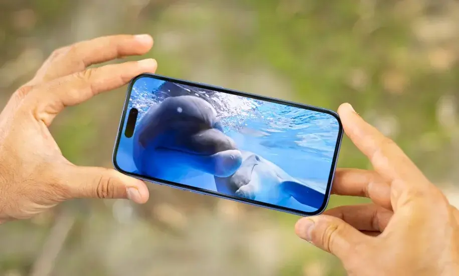 کیفیت نمایشگر iPhone 16 در مقابل Xiaomi 15