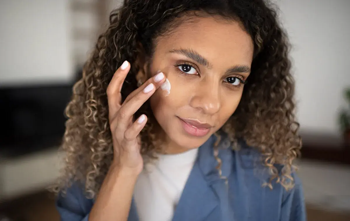 پماد آزلادرم برای لک صورت خوب است؟