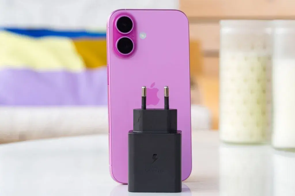 مقایسه طول عمر باتری و سرعت شارژر آیفون 16 با شیائومی 15