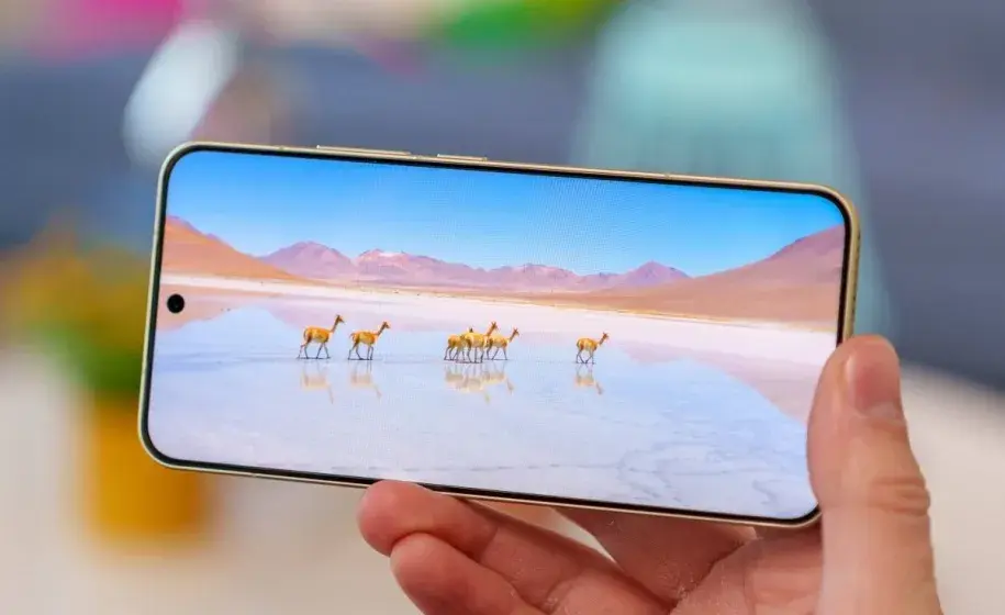 کیفیت نمایشگر iPhone 16 در مقابل Xiaomi 15